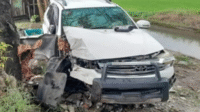 Selamat dari Maut! Fortuner Putih Hancur Usai Tabrak Pohon