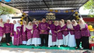Kepsek dan Guru SDN Borong Makassar Tampil Serasi Rayakan Kelulusan 64 Siswa Kelas 6
