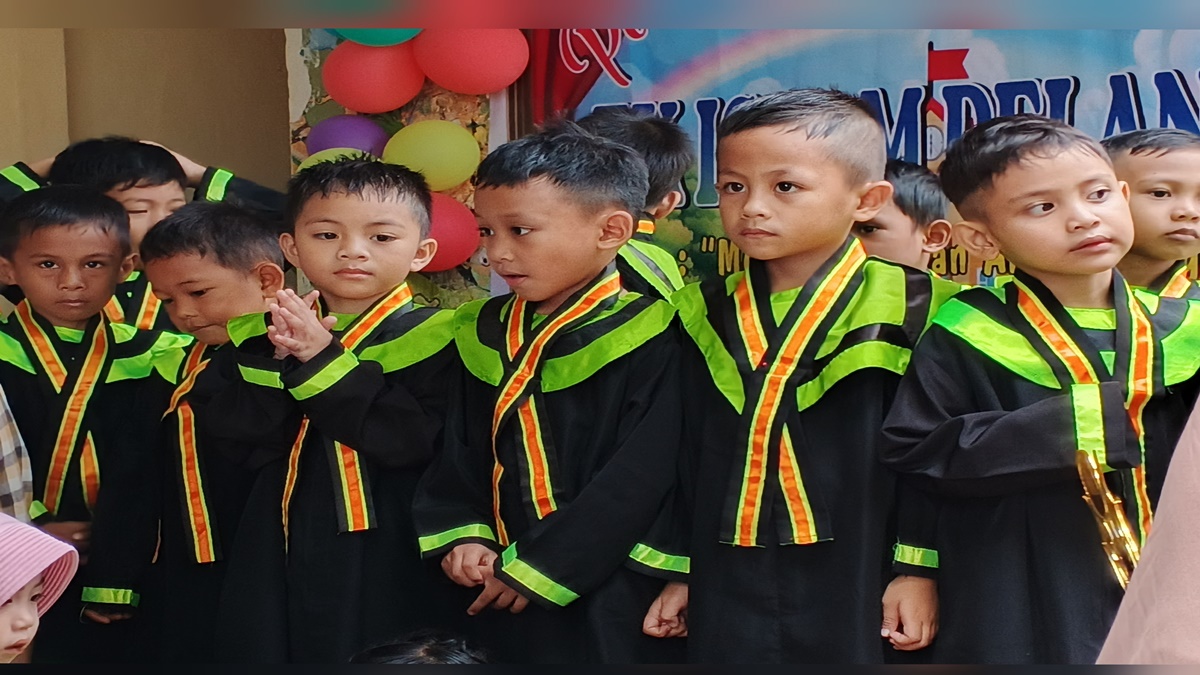 Momen foto bersama dalam Pentas Seni dan Penamatan TK Islam Pelangi Borong Makassar