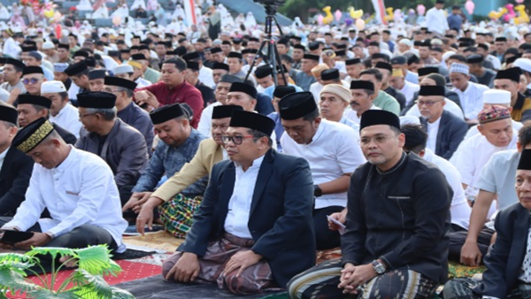 Bupati dan Wabup Takalar Shalat Idul Adha Bersama Warga, Serahkan Hewan Kurban dari Presiden