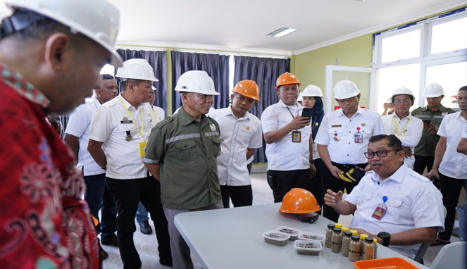 Bupati Takalar Kunjungi Pabrik Pakan Udang di Laikang, Dorong Pemanfaatan Potensi Lokal