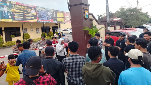 Forum Aktivis Lintas Lembaga Saat menggelar aksi Polisi Jadi 'Pedagang' Keadilan? Mahasiswa Tantang Kapolda Tegakkan Hukum