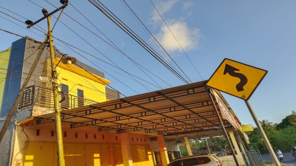 Listrik Nyaris Senggol Atap Rumah, PLN Cuma Bilang Tunggu 'Anggaran'