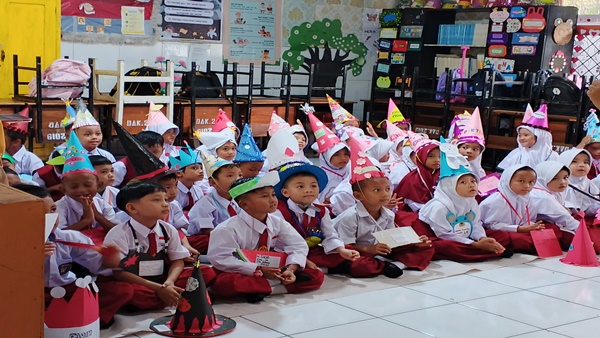 Ayah Jadi Garda Terdepan di MPLS Ramah SDN Borong Makassar