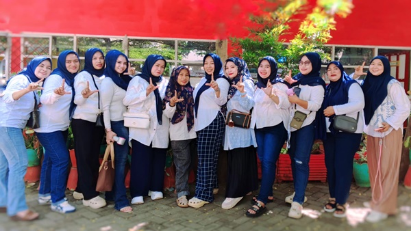 Komunitas Bunda Pustaka SD Negeri Borong Makassar berpose bersama