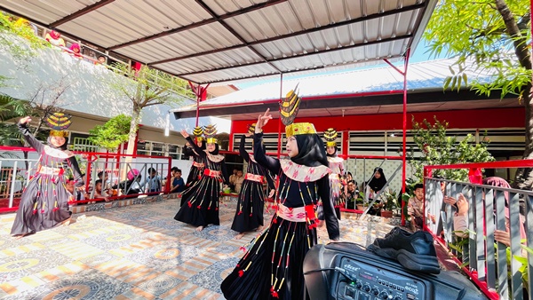 Bunda Pustaka SDN Borong Makassar Hidupkan Hari Anak Nasional dan Puisi Lewat Aksi Panggung