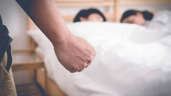 Ngaku Dinas Luar, Dokter Gigi Ini Ketahuan Nginap Bareng Brondong