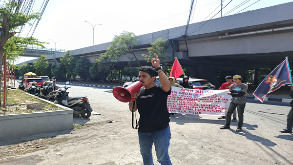 Aksi Unjuk Rasa AMPH di Depan Kajati PDAM Jeneponto Sarang 'Koruptor' Rp 5 Miliar Lenyap, Polisi Tutup Mata!