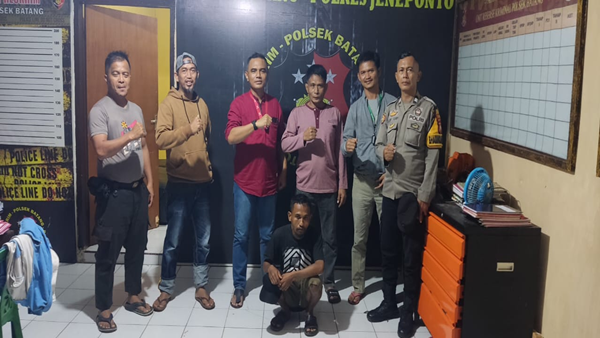 Bikin Geger! Pria Tak Dikenal Ayunkan Parang ke Mobil, Anak Kecil Trauma Berat