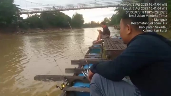 Air Sungai Sekadau yang Keruh akibat tambang Limbah Tambang Ilegal Banjiri Sungai, Aparat Seakan Mati Rasa