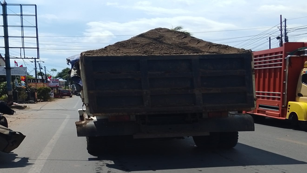 Dumk Truk Pengangkut Material yang melintas di jalan poros gowa Kasat Lantas Gowa Bungkam, Dump Truk Bebas Kuasai Jalanan