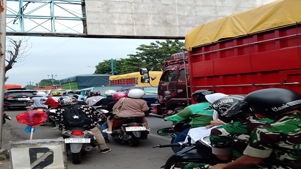 Pak Ogah dan Parkir Liar Bikin Poros Maros–Makassar Jadi Neraka Lalu Lintas