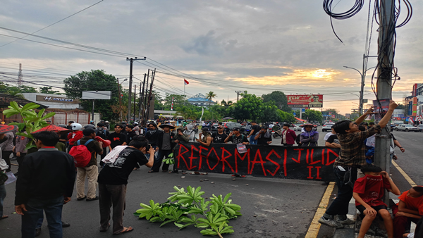 Teriakan Bubarkan DPR Menggema, Ribuan Massa KERAMAT Long March di Makassar