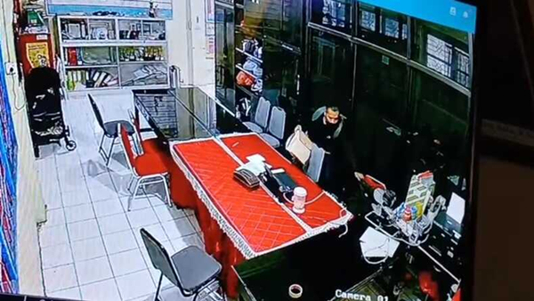 Pria terekam kamera CCTV masuk ke ruang guru Pencuri Beraksi di SD Negeri Borong Makassar, Tas Guru Digondol Saat Salat Jumat