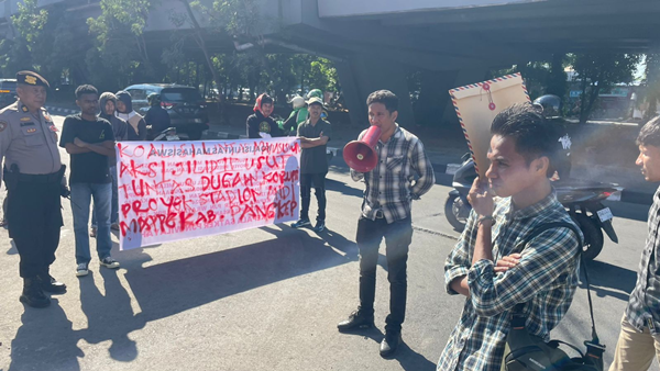 Massa Aksi Koalisi Lintas Lembaga Proyek Miliaran Sarat Bau Korupsi, Kejati Didobrak Desakan Tangkap Pelaku!