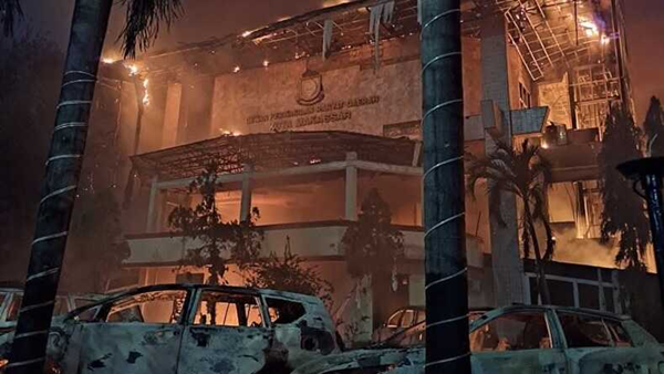 DPRD Makassar Dibakar Massa, 3 Tewas Terjebak Api, 7 Lainnya Luka-Luka