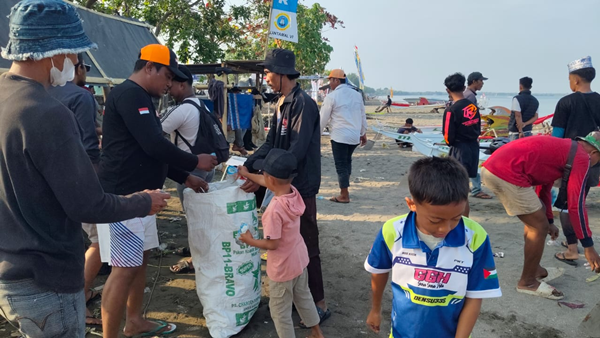 Usai Lomba, Panitia dan Peserta Katinting Seri 4 Laikang Bersih-Bersih Pantai Topejawa