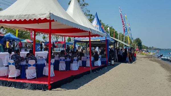 Ribuan warga sudah memadati bibir pantai untuk menyaksikan ketangkasan para joki katinting menaklukkan ombak. Katinting Race Semarakkan HUT ke-80 TNI AL di Takalar