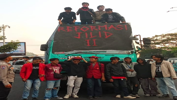 Aliansi Kesatuan Rakyat Menggugat (KERAMAT) menggelar aksi KERAMAT Teriakkan Reformasi Jilid II di HUT RI ke-80, Prabowo Disebut Pembohong Publik