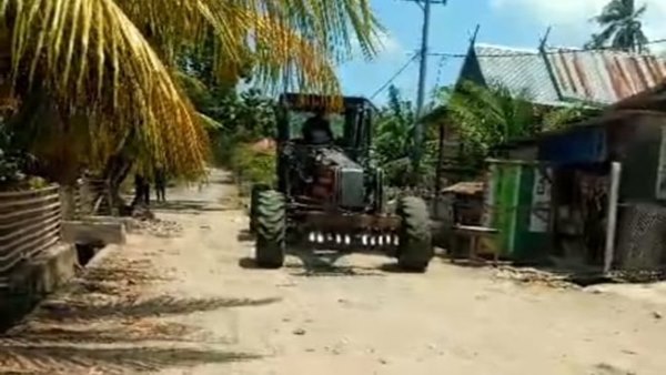 Alat Berat yang di turunkan bupati takalar di desa punaga Warga Punaga Apresiasi Bupati Takalar atas Perbaikan Jalan Poros Desa