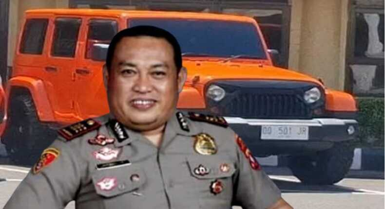 Polisi Pakai Pelat Palsu, Cuma Ditegur! Rakyat: “Kalau Kami Udah Ditahan!”