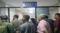 Warga yang berdesak desakan di loket pembayaran Dikeluhkan Warga, Samsat Makassar 1 Diminta Benahi Sistem dan Sikap Petugas