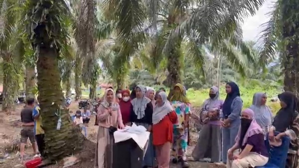 Warga Rampoang Saat Melakukan Aksi Warga Rampoang Ngamuk, Suara Pencopotan Danrem 141 Menggema!