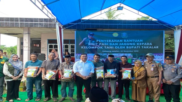 Bupati Takalar Serahkan Bantuan Benih Padi untuk Tujuh Kelompok Tani di Galesong Selatan
