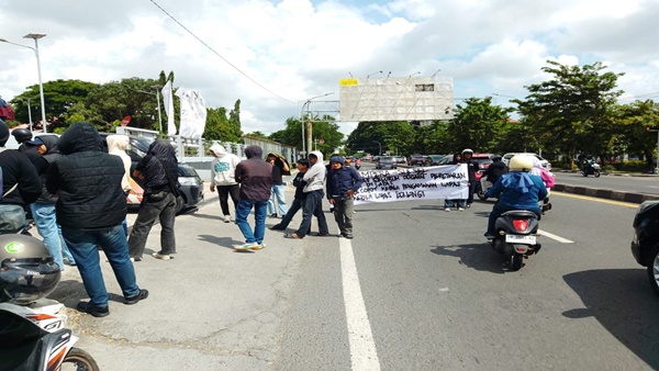 Jenderal Lapangan AMPERA Sulsel, Al Masih saat Orasi didepan Kantor Kanwil Dirjenpas Sulsel AMPERA Geruduk Kanwil Ditjenpas Sulsel, Desak Copot Pimpinan Lapas Bollangi