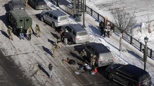 Alex Pretti yang berprofesi perawat, tampak tergeletak di jalan, setelah jadi korban penembakan petugas imigrasi Amerika Serikat (ICE) di Minneapolis Perawat AS Tewas Ditembak Agen ICE di Minneapolis, Rekaman Detik-Detiknya Viral