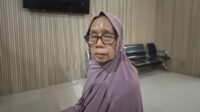 Korban penganiayaan, Saoda (62), saat berada di Mapolres Bulukumba usai melaporkan dugaan tindak kekerasan yang dilakukan oleh anak kandungnya sendiri. (Ist) Anak Jahanam di Bulukumba Aniaya Ibu Kandung Pakai Helm, Korban Nyaris Tewas