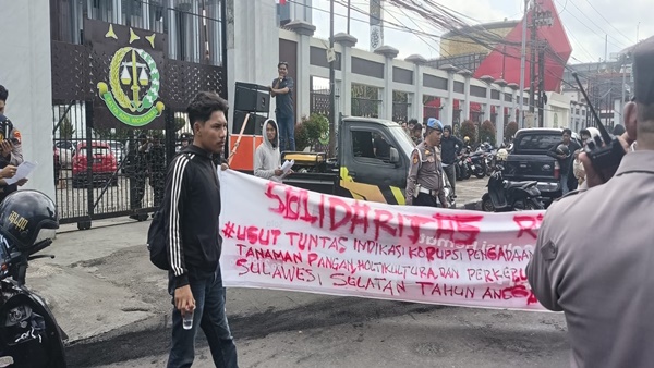 Solidaritas Rakyat Sulawesi Selatan (Sulsel) bersama elemen mahasiswa dan masyarakat di Depan Kantor Kejati Bibit Nanas Rp60 Miliar Diduga Jadi Bancakan, Solidaritas Rakyat Minta Kejati Bongkar Tuntas