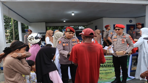 Kasatnarkoba Saat Bagi bagi Takjil Aksi Sosial Ramadan, Satresnarkoba Polres Takalar Turun ke Jalan Bagi Takjil