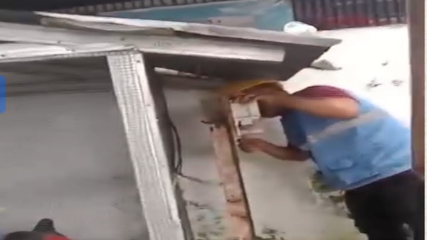 Aksi Satpol-PP Kawal Pembongkaran Meteran Listrik PK5 di Gowa Viral