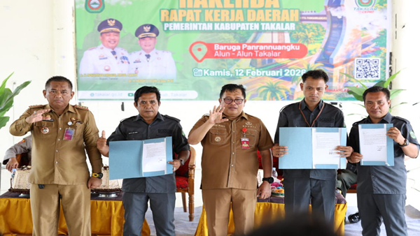 Surat Keputusan (SK). Penyerahan dilakukan secara simbolis oleh Bupati Takalar, Daeng Manye 393 Kepala Dusun di Takalar Terima SK, Bupati Tekankan Disiplin dan Profesionalisme