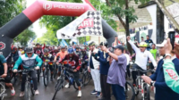 Bupati Takalar, Daeng Manye, secara resmi melepas peserta sepeda santai (fun bike) Bupati Takalar Lepas Fun Bike Meriahkan HUT ke-66 Takalar