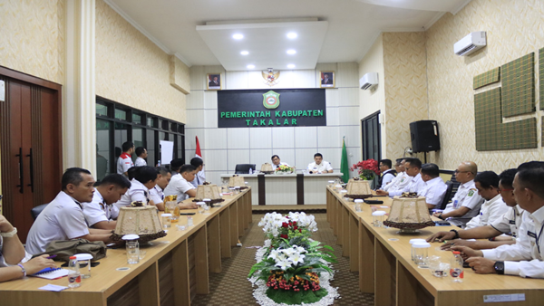 Bupati dalam pertemuan bersama pimpinan Organisasi Perangkat Daerah (OPD) dan para camat di Ruang Rapat Kerja Bupati Takalar Pemkab Takalar Dorong Pemuda Magang ke Jepang, Biaya Ditanggung APBD