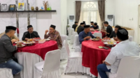 suasana santai sambil menikmati hidangan Suasana Hangat Warnai Silaturahmi APDESI Takalar dengan Bupati