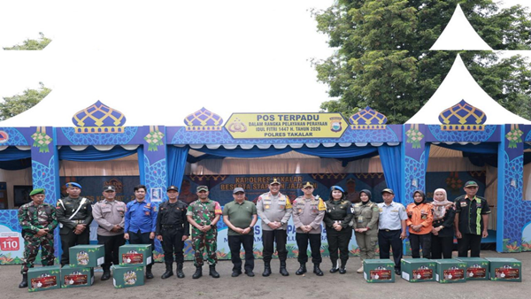 Bupati Takalar, Daeng Manye, mendampingi Kapolda Sulawesi Selatan, Irjen Pol Djuhandhani Pastikan Kelancaran Mudik, Bupati Takalar Dampingi Kapolda Sulsel Cek Pos Ketupat 2026