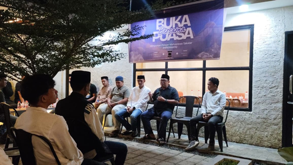 Menjelang penghujung bulan suci Ramadan 1447 Hijriah, Bupati Takalar, Daeng Manye, mempererat silaturahmi dengan Himpunan Pelajar Mahasiswa Takalar (Hipermata) Bikin Haru! Daeng Manye Rangkul Mahasiswa Takalar di Bukber Penuh Pesan Menggetarkan