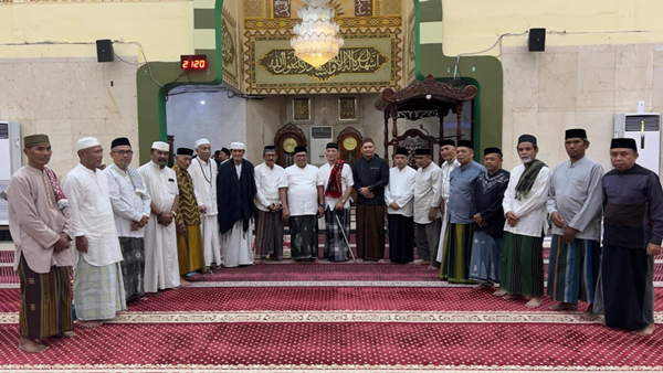 Bupati Takalar, Daeng Manye, bersama Wakil Bupati Takalar, H. Hengky Yasin, melaksanakan salat Tarawih pertama Ramadan 1447 Hijriah Bupati Takalar Salat Tarawih Perdana Ramadan 1447 H Bersama Warga