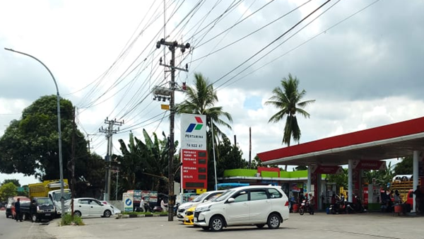 Antrian Mobil di SPBU Panaikang Solar Langka, Jerigen Berpesta! Dugaan Permainan Kotor di SPBU Panaikang