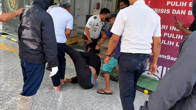 Viral! Detik-Detik Mahasiswa Dipukul dan Ditarik Paksa Saat Demo di Lapas Bollangi