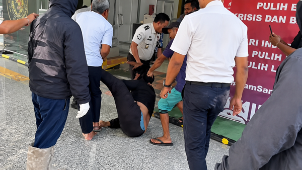 Tangkapan layar rekaman video yang memperlihatkan detik-detik mencekam saat seorang mahasiswa diduga dipukul dan diseret oleh oknum petugas di Lapas Narkotika Kelas IIA Sungguminasa (Bollangi) saat aksi unjuk rasa berlangsung ricuh. Viral! Detik-Detik Mahasiswa Dipukul dan Ditarik Paksa Saat Demo di Lapas Bollangi