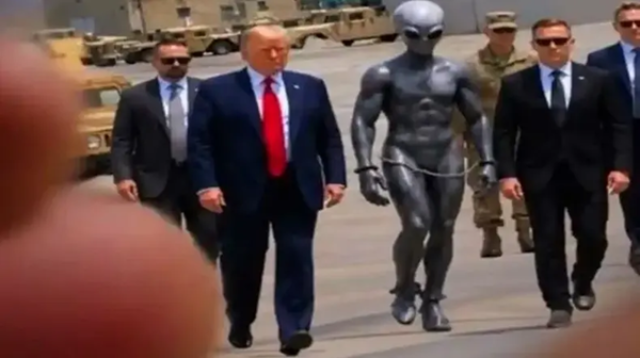 Trump Pamer Foto Bareng “Alien”, Netizen: Dunia Auto Ketar-ketir