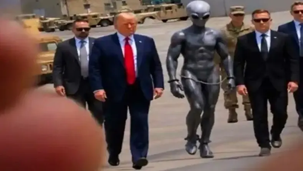 Trump Pamer Foto Bareng “Alien”, Netizen: Dunia Auto Ketar-ketir