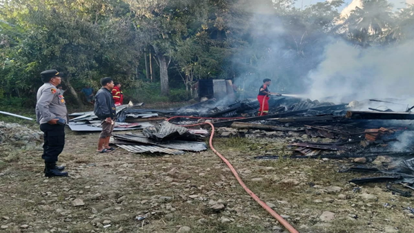 Ledakan Diduga dari Tabung Gas LPG, Dua Rumah Panggung di Sabbangparu Wajo Rata dengan Tanah