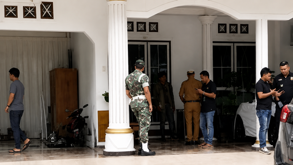 Saat Penggeledahan tidak hanya dilakukan di kediaman H. Tasman. Penyidik juga menyasar rumah jabatan Wakil Bupati Kolaka, Husmaluddin Penyidikan Dugaan Tambang Nikel Ilegal di Kolaka Meluas, Puluhan Dokumen Strategis Disita
