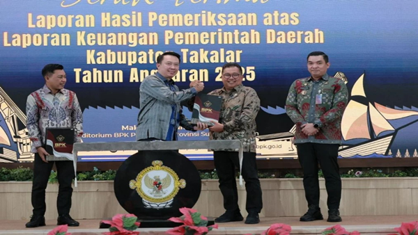 Penghargaan tersebut diserahkan BPK Perwakilan Provinsi Sulawesi Selatan kepada Bupati Takalar Mohammad Firdaus Daeng Manye yang didampingi Sekretaris Daerah Takalar Muhammad Hasbi dan Ketua DPRD Takalar Muh. Rijal di Kantor BPK Perwakilan Sulawesi Selatan Takalar Kembali Raih Opini WTP dari BPK atas LKPD 2025