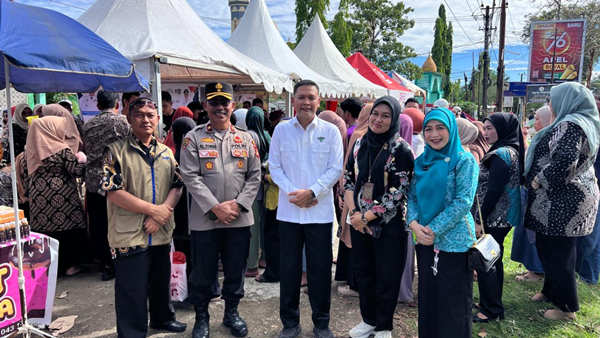 Takalar Bergerak! Hengky Yasin Pimpin Pengawasan Pangan Murah, Warga Antusias Borong Kebutuhan Pokok Takalar Bergerak! Hengky Yasin Pimpin Pengawasan Pangan Murah, Warga Antusias Borong Kebutuhan Pokok